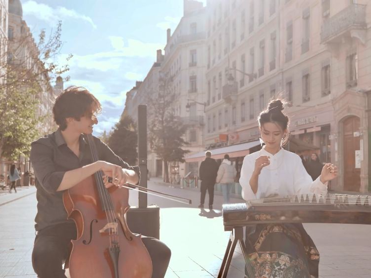 法国街头，“古筝女孩”展现中国传统文化之美