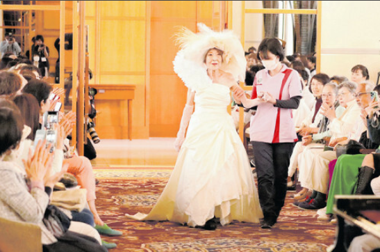 日本百岁老人穿婚纱参加时装秀 笑称“年轻几十岁”