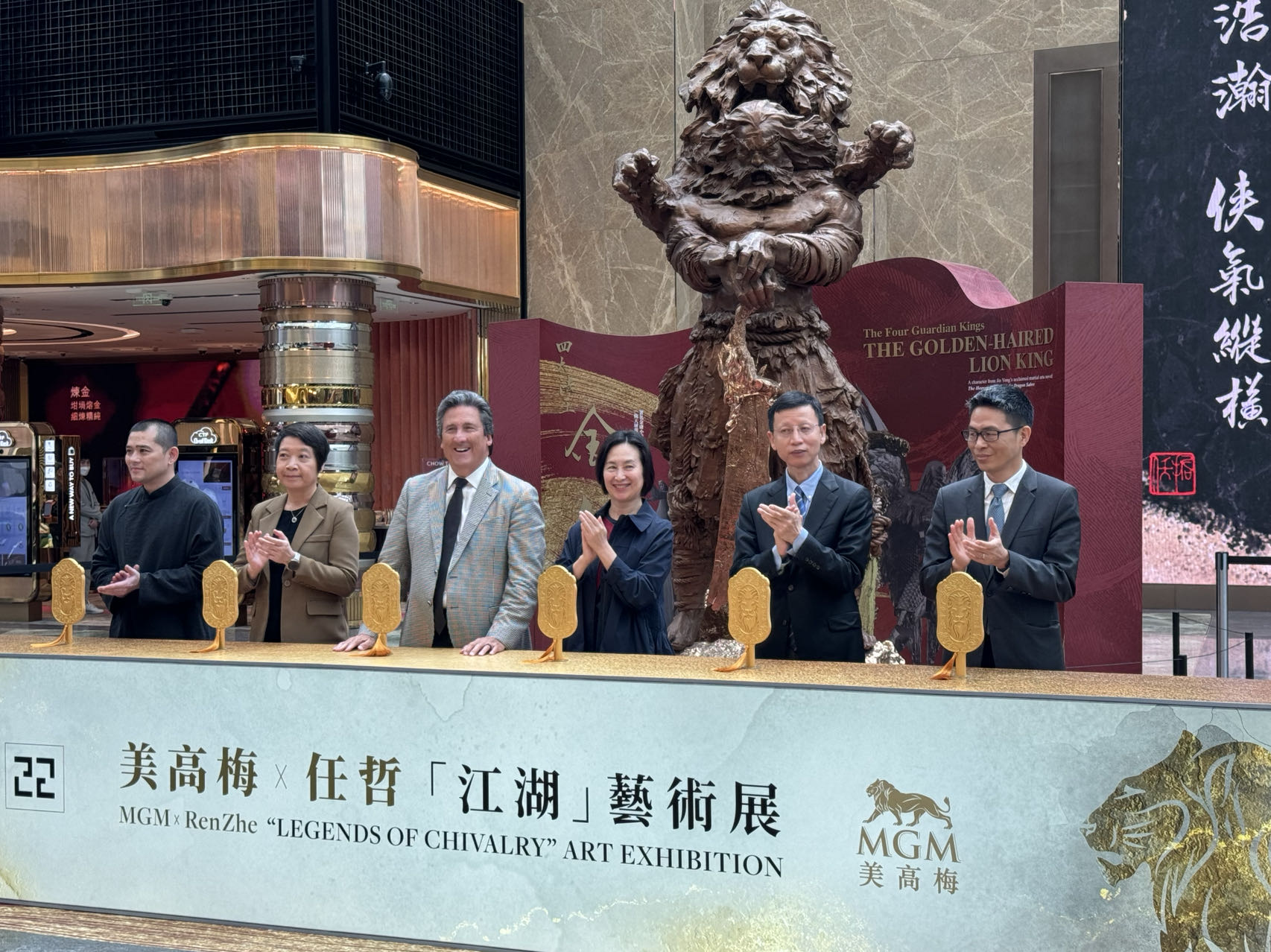 金毛狮王和小龙女“走进”澳门公共艺术空间