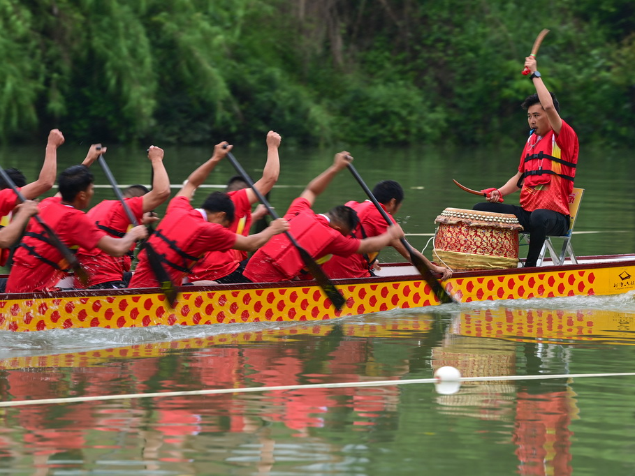 龙舟竞渡 奋楫前行 “国潮热”为假日经济添活力