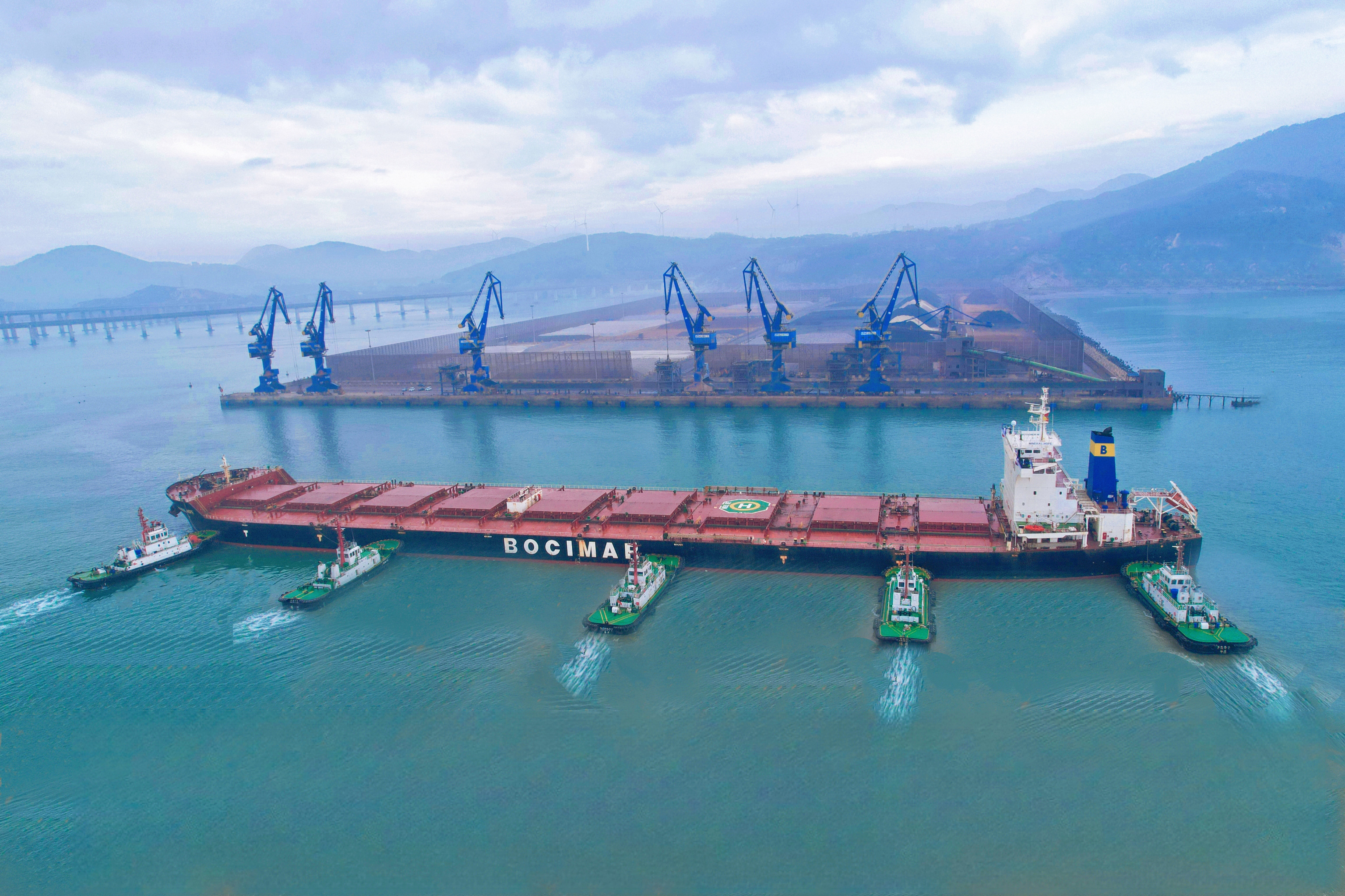 2023年,松下港区牛头湾作业区实现吞吐量3013万吨,规划建设14个深水