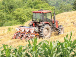 驰骋田野，大小农机各显身手（“三夏”一线探新迹）