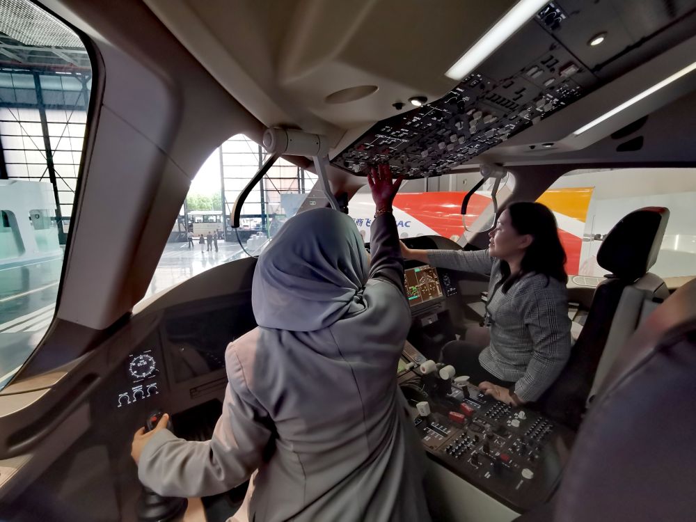 新华鲜报｜40余位驻华使节参访上海：“中国的创造力令人惊叹”