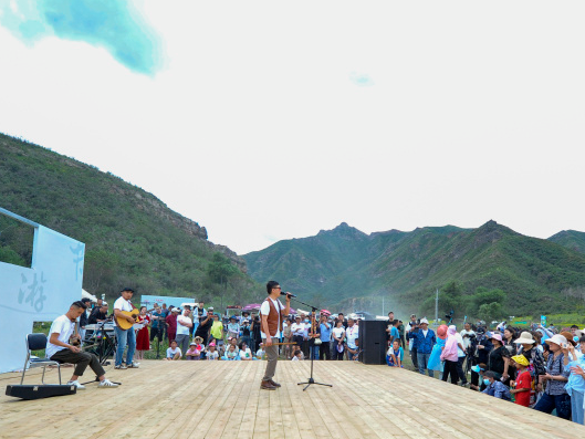 新疆各族群众庆佳节