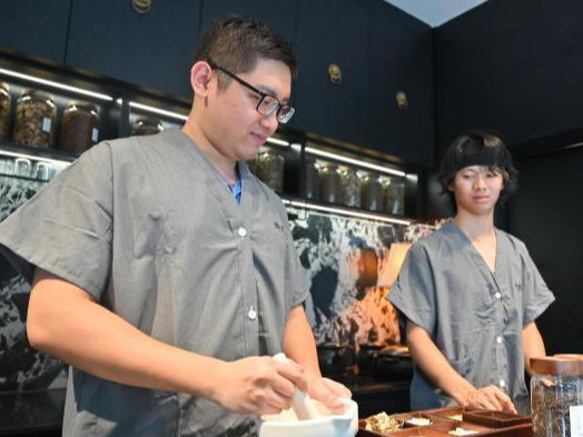 “90后”港青在桂求学记：学习中医 热衷新潮养生