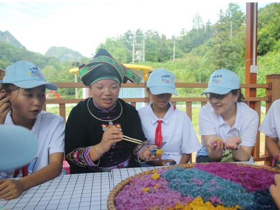 美国华裔青少年在云南文山研习壮族文化