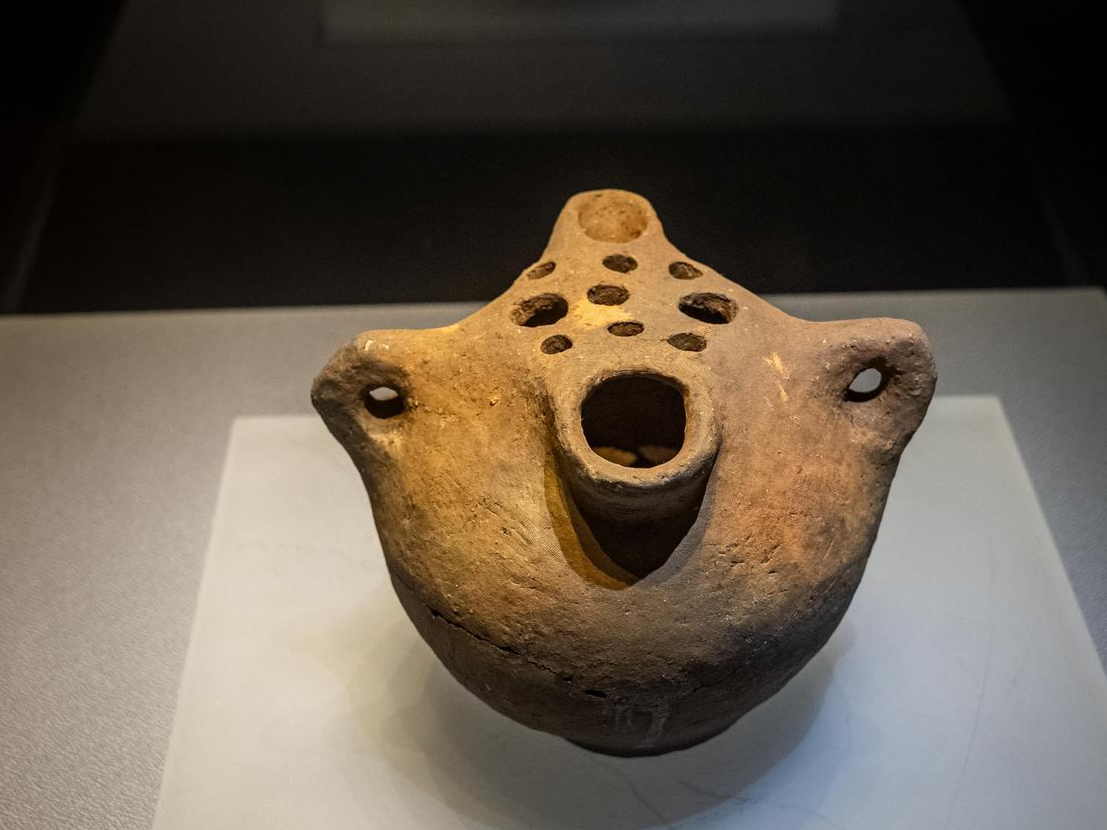 【何以中国·运载千秋】国宝里的大运河｜8000多年前的陶灶，讲述江苏自古就是鱼米之乡