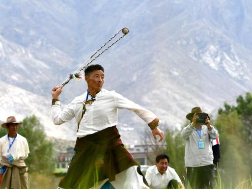 西藏民族传统体育运动从田野走进赛场