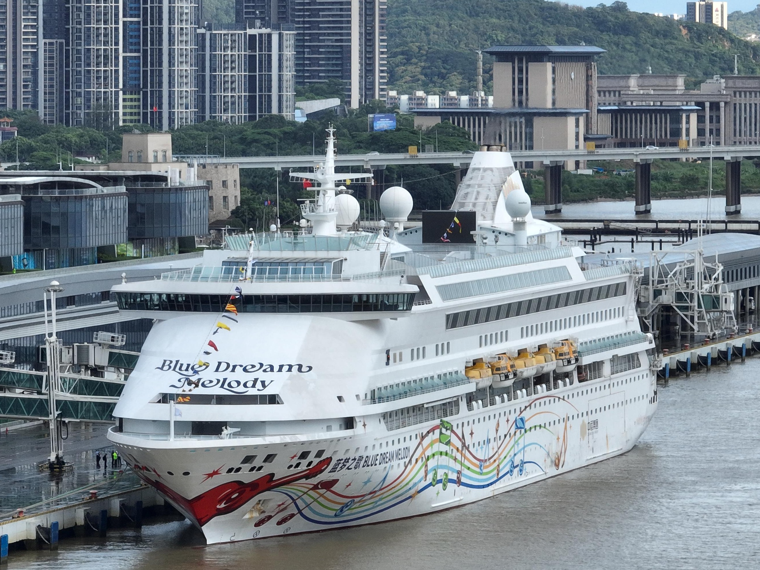 600余名旅客“尝鲜” 广州南沙国际邮轮母港开港开航