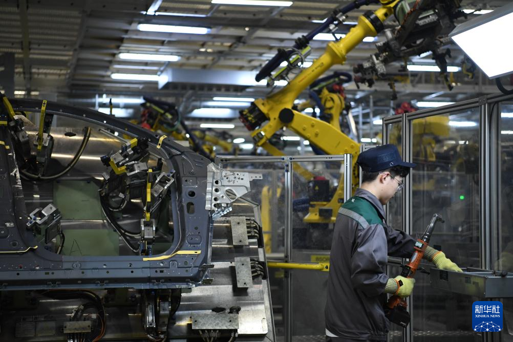 海外网评：中国新能源汽车“碰撞”出美好新未来