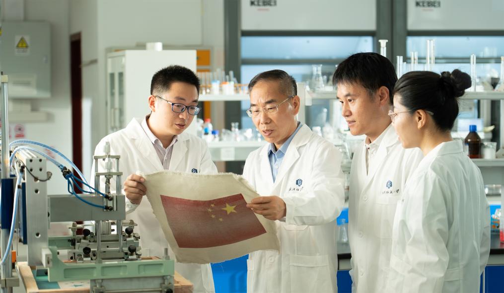 新华全媒+｜嫦娥六号在月背展示的国旗是用岩石“绣”出来的？