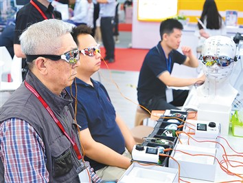 科技赋能银发经济（国际论道）