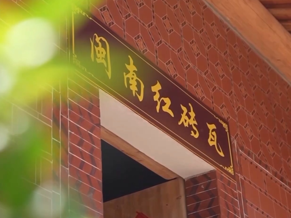 文化中国行丨白墙红瓦燕尾脊 打卡“活着的千年古城”