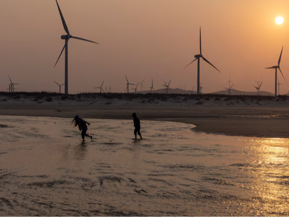 外媒：中国正在建设全球2/3的太阳能和风电新项目