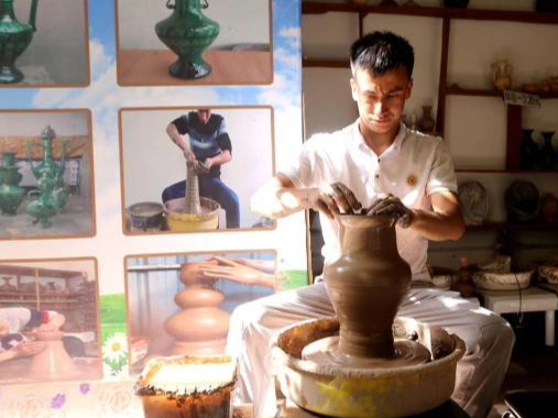 （走进中国乡村）新疆“土陶村”：老手艺圈粉年轻人