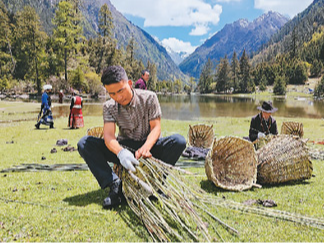 “环保背篼”装着“美丽账单”