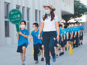 在西亚教中文课（侨界关注）