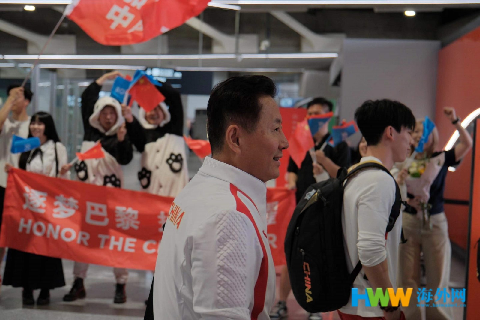 中国体操队抵达巴黎 开启奥运征战旅程