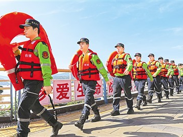 抗洪一线英雄们获网友点赞