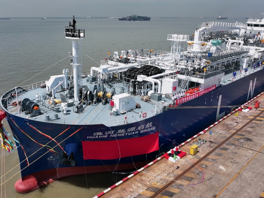 全球首款 中国首制！江海直达型LNG加注运输船完工交付