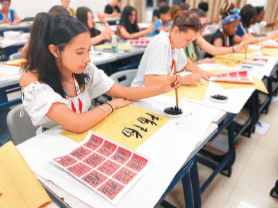 “中国朋友，友谊天长地久！”