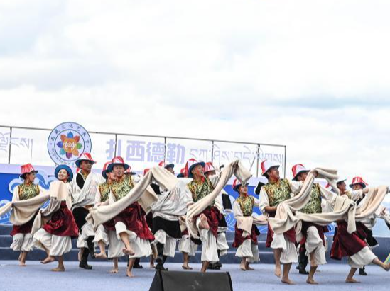 西藏纳木错湖畔上演精彩文艺表演