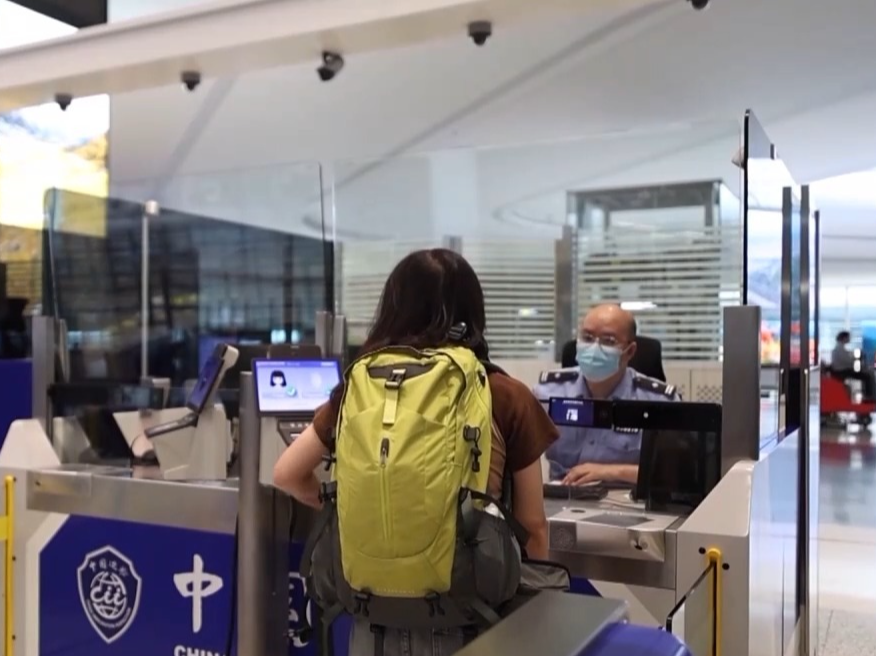 我国对澳大利亚等三国试行免签政策 川渝口岸迎首批免签入境人员