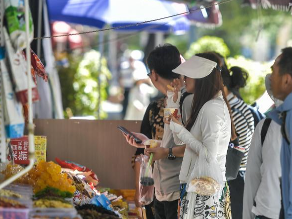 乌鲁木齐老街巷浓郁市井气息吸引游客