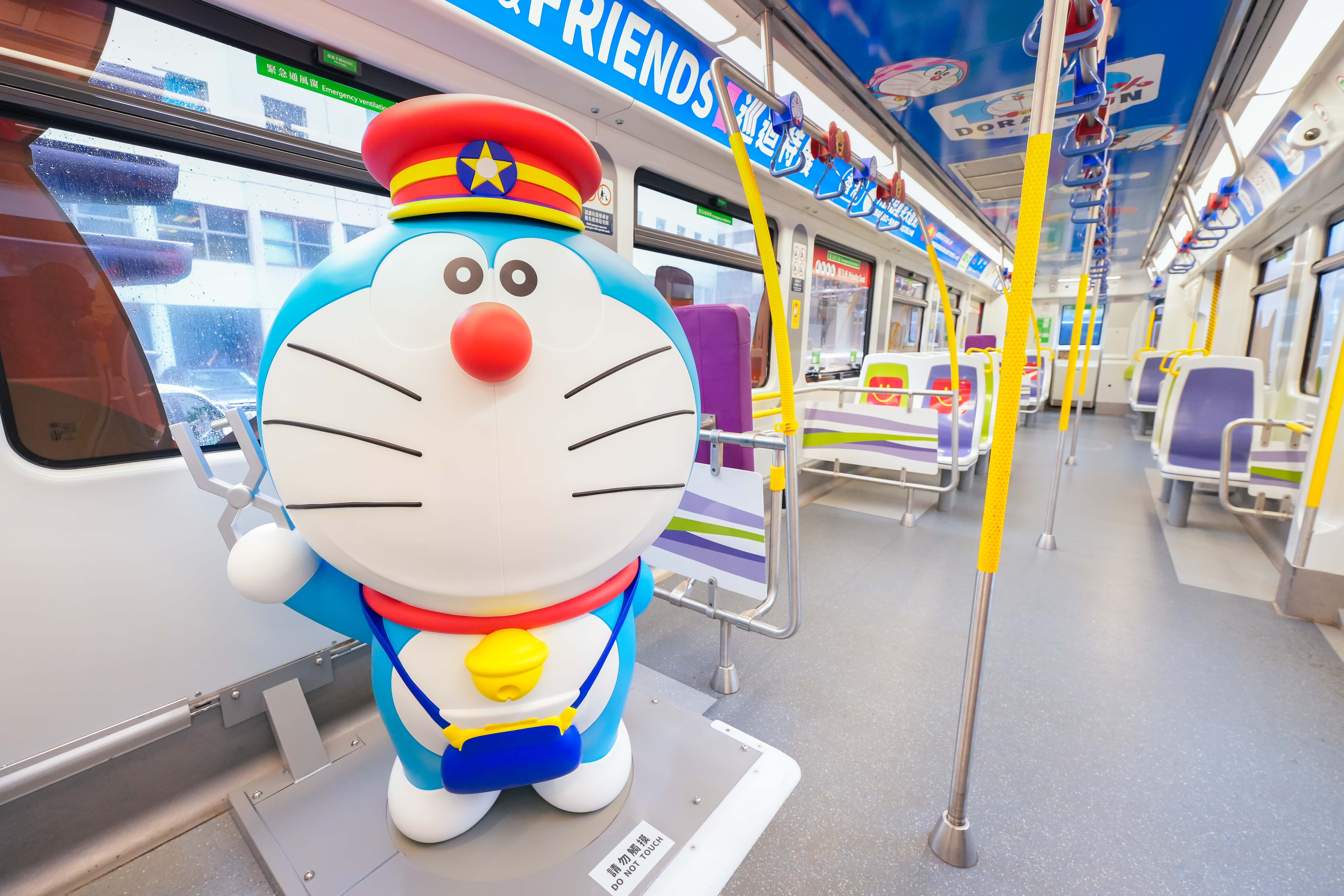  “哆啦A梦”立体雕塑亮相港铁列车 