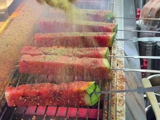 韩国媒体围观中国烤西瓜 感慨“万物皆可烧烤”