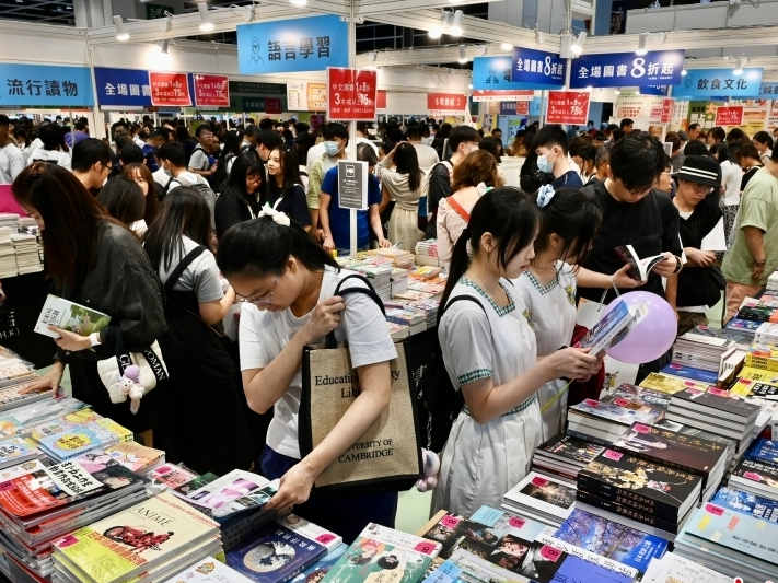 香港大批市民及旅客逛书展 现场书香四溢