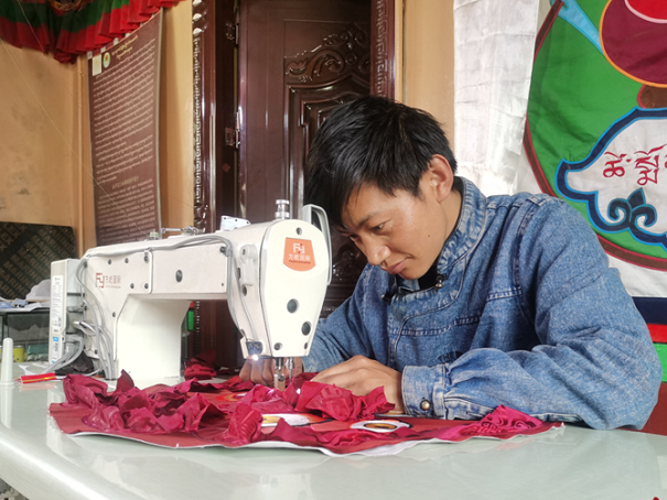 【我们的家园】创意传承堆绣唐卡 父女接力铺就“锦绣路”