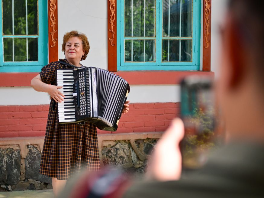 新疆“洋婆婆”再屯娜：用老屋和美食传承塔塔尔族文化