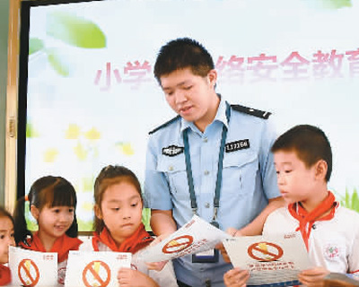 在湖南省永州市江永县第一小学，民警为学生普及合理用网知识。田如瑞摄（人民视觉）