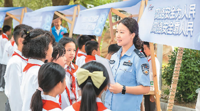 江苏省海安经济开发区实验小学校园内，民警向学生讲解未成年人网络保护知识。翟慧勇摄（人民视觉）