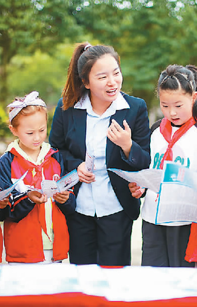 在贵州省黔西市钟山镇钟山小学，司法局工作人员给学生上网络安全课。周训超摄（人民视觉）