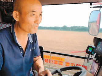 踏着麦浪望丰年