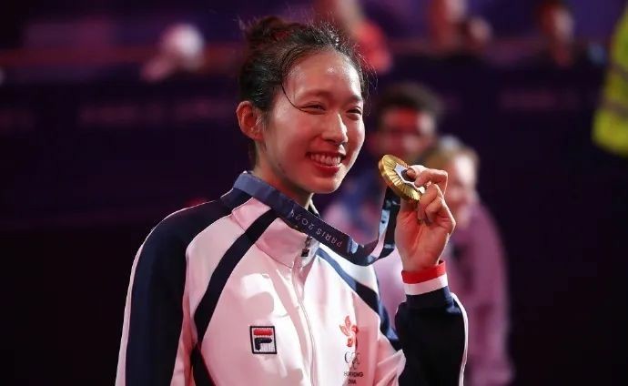 香港奥运金牌 张家朗 巴黎奥运会击剑 江旻憓 何诗蓓 游泳_香港队首夺全运会击剑金牌 张家朗:夺冠关键在于团队