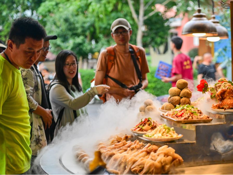 新疆旅游热度攀升 多地迎来客流高峰