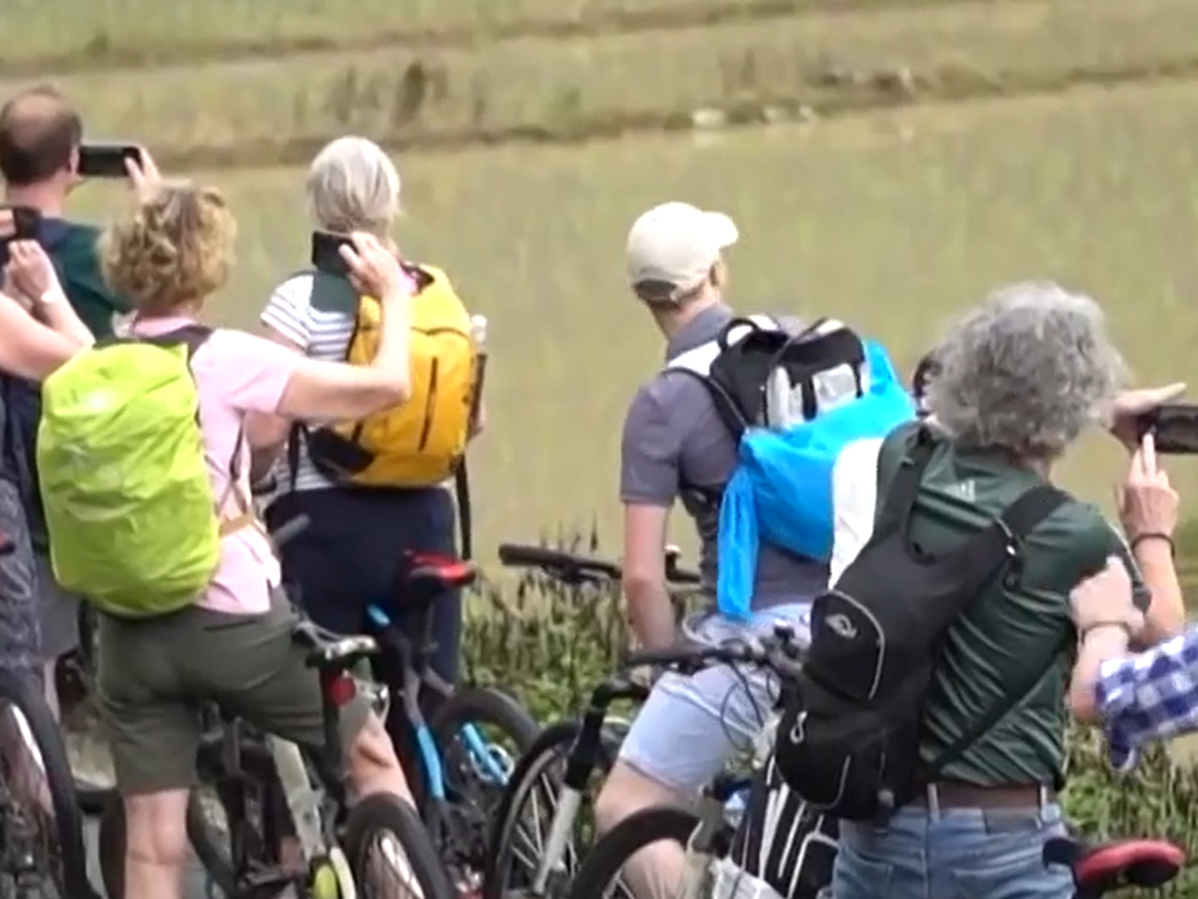 上半年2.87亿人次出入境