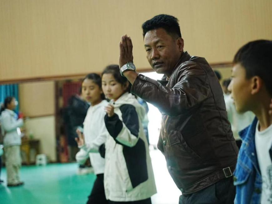 走近觉木隆藏戏：“蓝面具”走向“新春天”