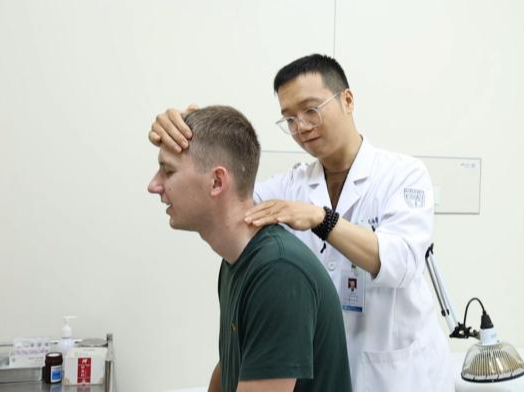 法国小伙的就诊小作文走红：在中国看病太“丝滑”了