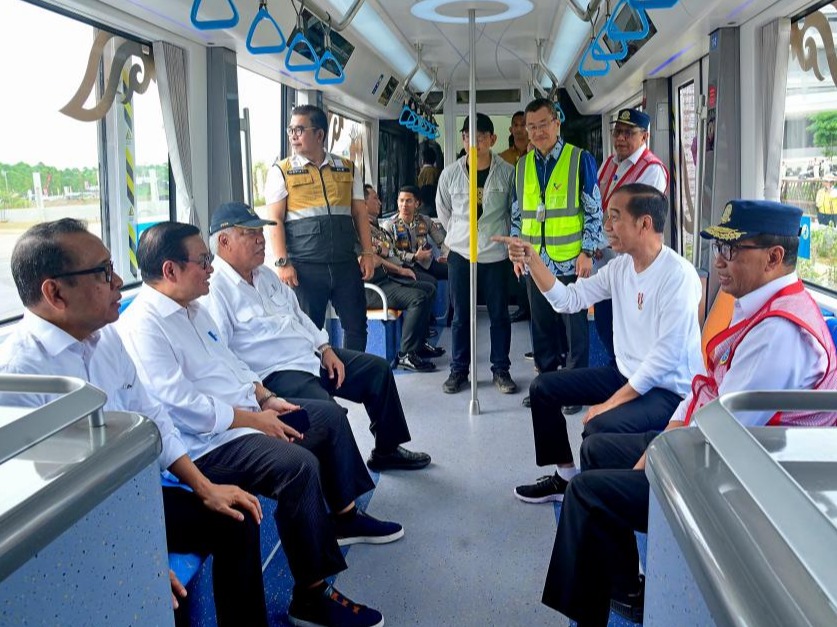 印尼总统佐科试乘中国智轨系统