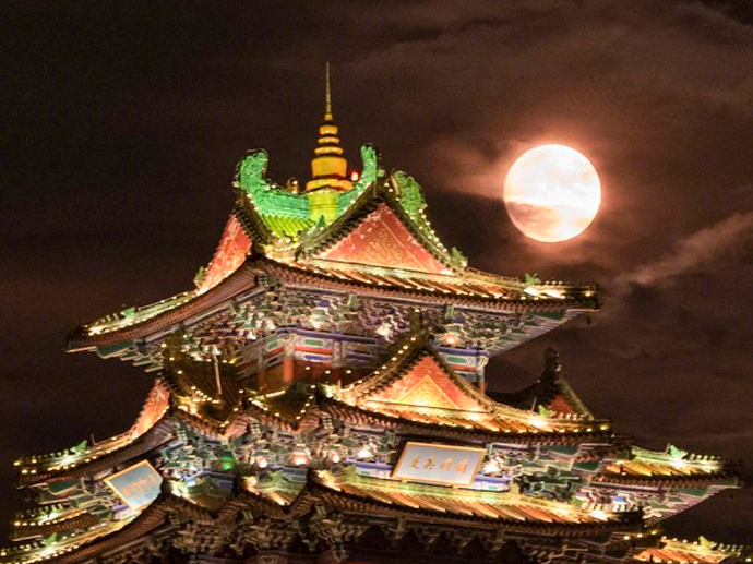 “超级月亮”来了！圆月遇上古风建筑氛围感有多绝