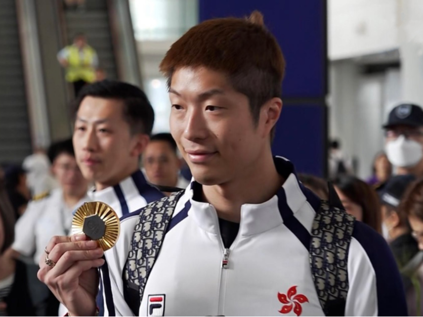 “成功卫冕感到开心” 中国香港队运动员张家朗夺金返港