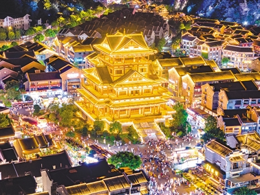 夜经济构建多元消费场景丰富消费体验（消费视窗·暑期消费新场景）