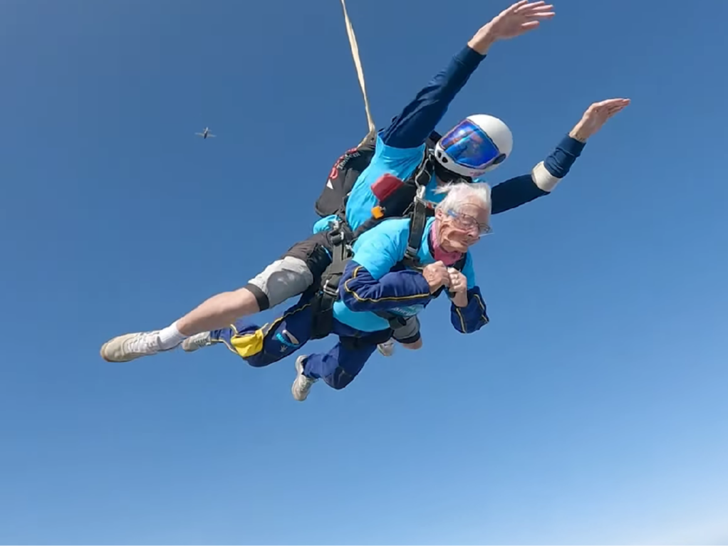 102岁老人成英国最年长跳伞者：落地直呼“太棒了” 二战曾服役