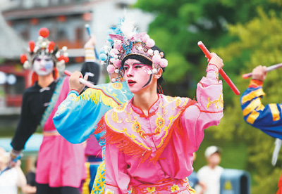 非遗展演迎客来（侨乡新貌）