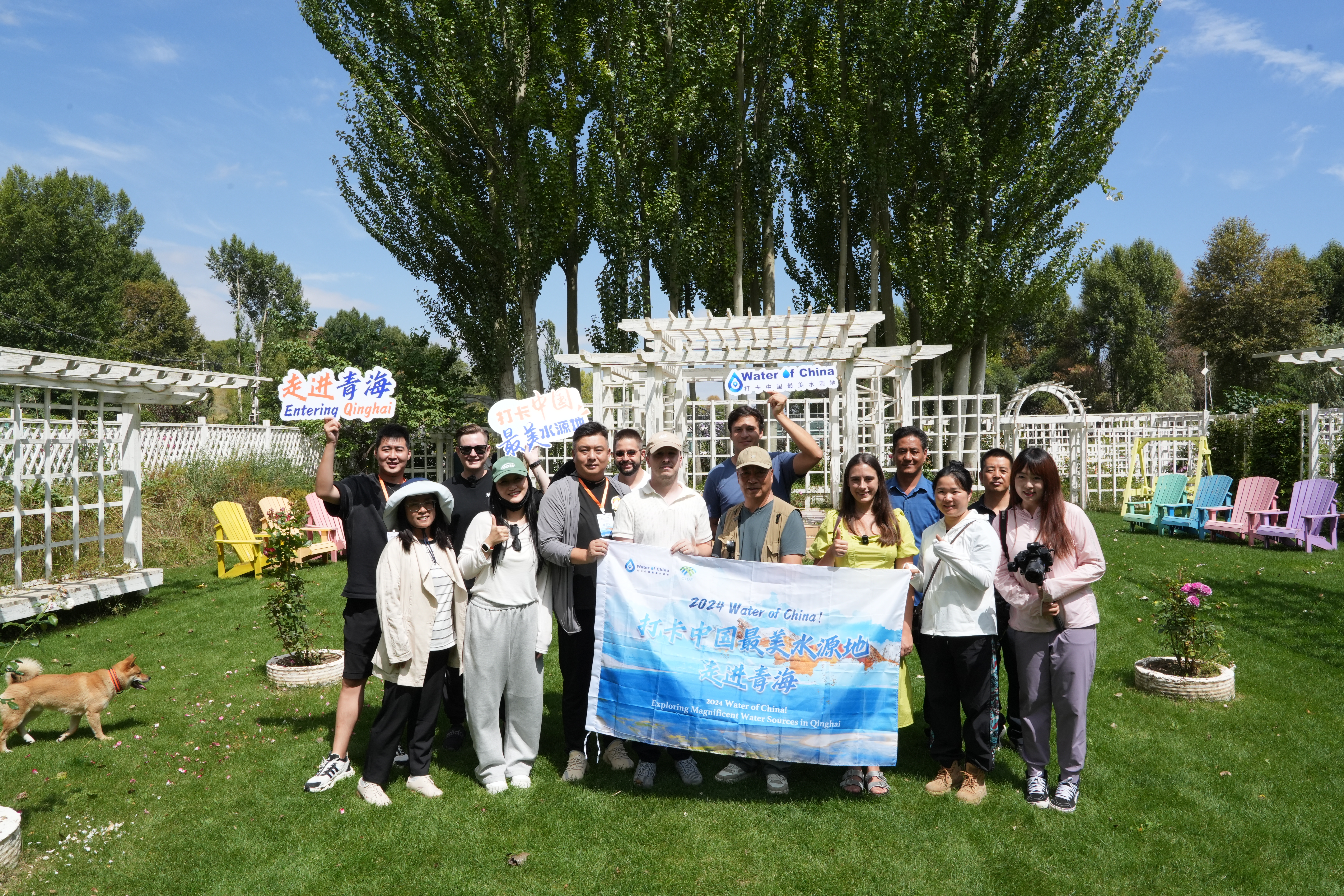 【2024打卡中国最美水源地】打卡中国最美水源地 外国网红逐“绿”青海探秘“生态基底”