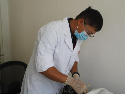 非洲小城居民首次感受中医疗效——第33批援赤几中国医疗队在巡诊中增加中医科